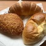 パパパパ ベーカリー - 塩バターロール（170円）、ぱぱのクリームパン（250円）、ハムとチーズのザクザクドーナツ（220円）