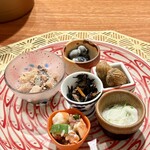 寄り処 えーる - おばんざい盛り合わせ①ひじき、蓮根、人参（中央）、②長芋と青唐辛子のスリ流し（右手前）、③おおまさり（右奥）、④黒豆マスカルポーネ（奥）、⑤ガリ鯖（左奥）、⑥オクラとエビの梅肉和え