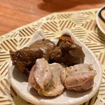 寄り処 えーる - 【一口サイズシリーズ】①砂肝コンフィ（手前）、②鳥肝（奥）