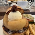 APPLE BURGER - 『APPLE CREAM BURGER¥2,178』
      『HOT COFFEE¥462』