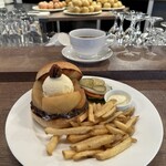 APPLE BURGER - 『APPLE CREAM BURGER¥2,178』
      『HOT COFFEE¥462』