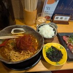 たけ虎 - レッドホットスパイシーらーめん(3辛)+いわて牛ももローストビーフ1枚+伊勢志摩産あおさ+ライス(中)。