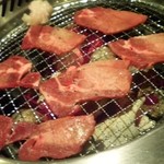 京の焼肉処 弘 - まずはタンから・・