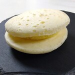 トヨヒコ - 料理写真:スフレサンドケーキ（バナナホイップ）172円