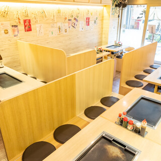 最大44名まで対応可能な清潔感あふれるおしゃれな店内