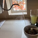 肉処 牛慎 - ◉ おにくの茶漬け　出汁スープを掛けてくれます♪