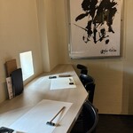 肉処 牛慎 - 小窓から景色が覗けるカウンター✨