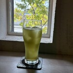 肉処 牛慎 - 緑茶…　　小窓の外は緑の紅葉