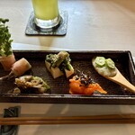 肉処 牛慎 - ◉ 前菜5種
      　オクラとろろ、人参マリネ、豆腐ニラタレ、
      　きのこマリネ、生ハムかいわれ