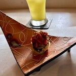 肉処 牛慎 - ◉ 揚げ肉寿司
      　山芋の巻き寿司を揚げた上にお肉が乗ってます！