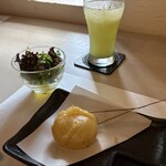 肉処 牛慎 - サラダとたくあんの天麩羅