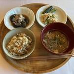 六花山荘 - 空皿は取り分け用