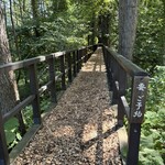 六花山荘 - ウッドチップ橋のアプローチ