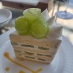 テラスカフェ オーゲ - シャンティマスカット(ふわっふわのスポンジと口当たり軽いクリーム、甘いマスカット、お皿にはマンゴーソース)