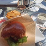 テラスカフェ オーゲ - 鳴門鯛カツバーガーにはタルタル、ポテト&オニオンリング、ケチャップ付き