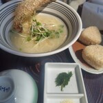 テラスカフェ オーゲ - 鯛の塩らぁ麺は鯛めしのおにぎり付き。おにぎりに残ったスープ、チーズ、あおさでリゾットにできます(๑´ڡ`๑)