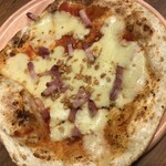 オリーブの丘 - ベーコンとガーリックのミニピザ