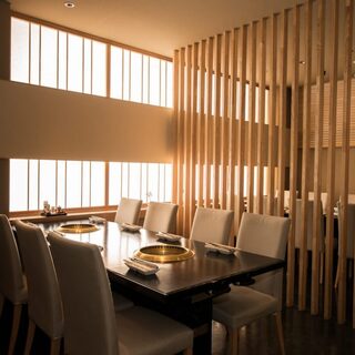 洗練された高級感のあるモダンな空間◎席はスペースを広々と確保