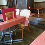 広東鍋家 - テーブル席から小上方向