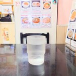 味楽 - 着席後すぐに提供してくれる、冷たいお水。