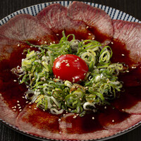 牛たん刺し 真っ赤卵のユッケ風
