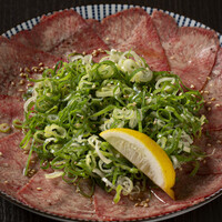 牛たん刺し 白胡麻油葱まみれ