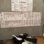 立呑み 浅草 洒落者 - 壁に貼られたメニュー表、どれも気になるラインナップ