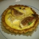 パティシエ エス コヤマ - イチジクとチーズのキッシュ