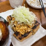 うな串 焼鳥 う福  - 栃尾揚げ納豆がけ