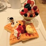 フォーシーズンズカフェ - ピスタチオ3種のベリーワッフル