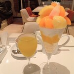 フォーシーズンズカフェ - メロンジュース　黄金桃＆白桃のパフェ