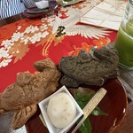 藤田九衛門商店 - ・鯉焼き　茶色あんこ/黒ぶどう