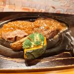 炭焼きレストランさわやか - 家族の頼んだおにぎりハンバーグ200g、ソースを掛けられたところ