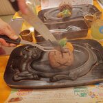 炭焼きレストランさわやか 御殿場プレミアム・アウトレット店 - げんこつハンバーグ250g調理中