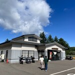 新得そばの館 - 蕎麦畑の中にポツンと一軒だけあるお店です。