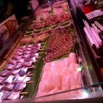 新鮮な肉や海鮮が並ぶ！