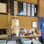 八ツ手屋 - 今も手を動かし働く様子が見れる