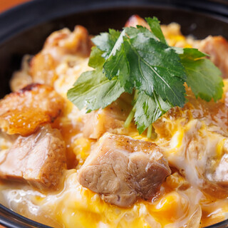 名古屋コーチンの旨みと卵の甘みが魅力の炭火香る親子丼