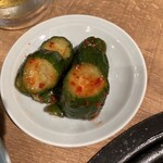 炭火焼肉ホルモン 朱朱 - キュウリのキムチ