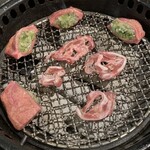 炭火焼肉ホルモン 朱朱 - ドーナツとネギ挟んでる厚切りタン