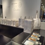 319118951 - 白を基調とした清潔感のある店内。