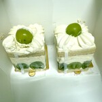 シヅカ洋菓子店 自然菓子研究所 銀座5丁目店 - 購入品　感動レベルのブドウ（今日はマスカットでした）のショートケーキ❤︎   持ち運びに気をつけていたものの少し崩れてしまいました(´°̥̥̥̥̥̥̥̥ω°̥̥̥̥̥̥̥̥｀)