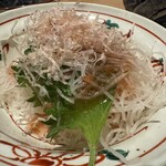 吟醸マグロ - 刺身を食べるとツマがサラダになって戻って来ます