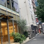 蒼 - この建物の奥側の螺旋階段の上がお店