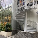 蒼 - この螺旋階段を上がった2Fが入口。蒼い看板あり。下まで予約時間前にはお迎えが出てくる。