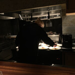 蒼 - 盛り付け中の峯村シェフ