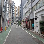 ジンコック - ２つの出口の間の道を曲がるとお店が見えます。