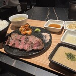 新宿牛タンローストビーフ 白か黒 - 