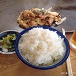 滝川ホルモン店 - 2014.10.24(金)14時 ホルモン700円と白ご飯大250円＝950円 さっき豚平ラーメンを食べたけど、 この道を通るなら止まってしまう、私にとっての関所(^｡^)