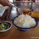 滝川ホルモン店 - 2014.10.24(金)14時 ホルモン700円と白ご飯大250円＝950円 さっき豚平ラーメンを食べたけど、 この道を通るなら止まってしまう、私にとっての関所(^｡^)